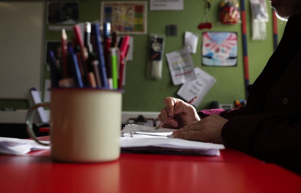 降低 4 至 8 年级的学校教职工比例